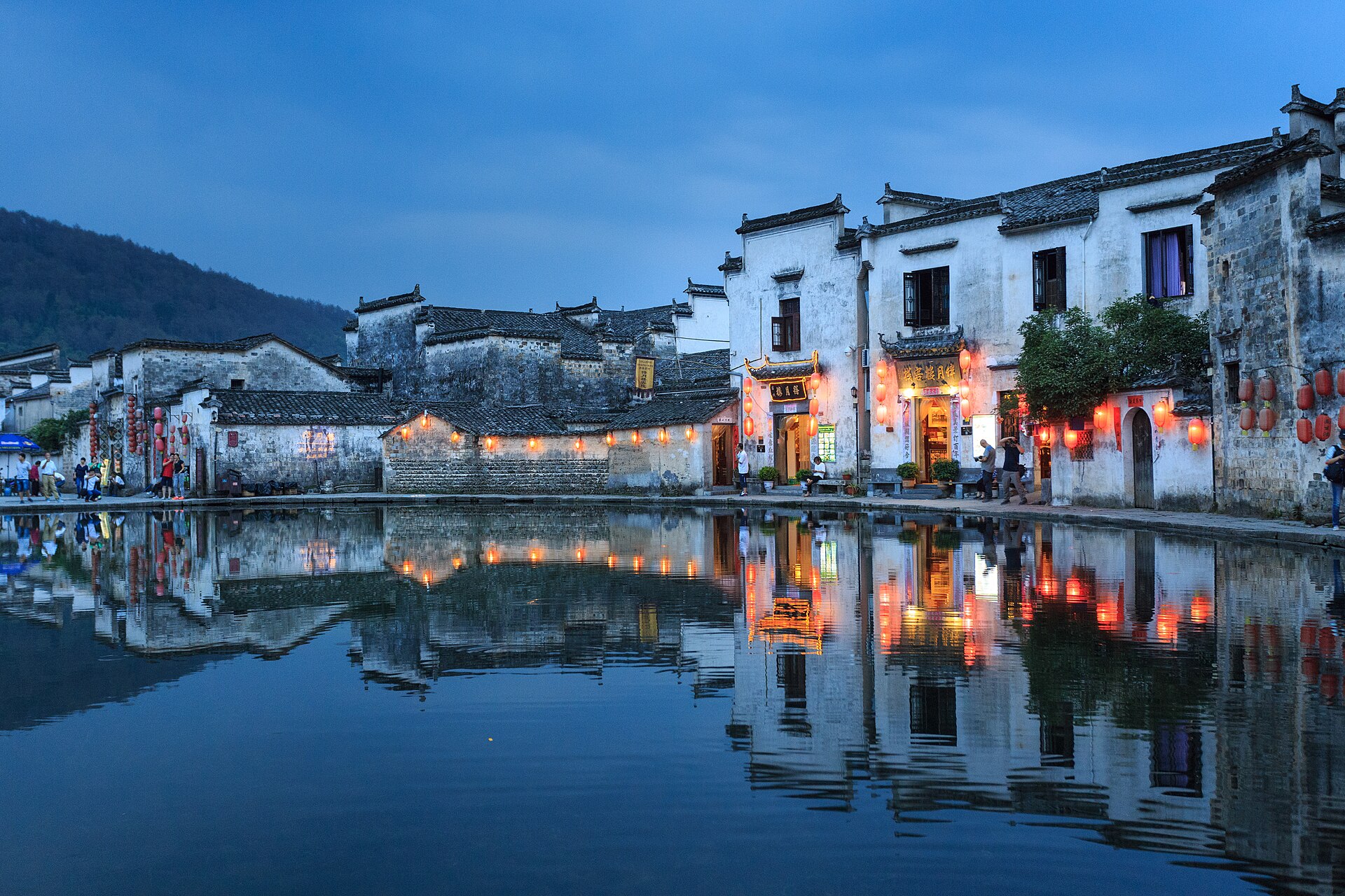 暮色中的宏村,白墙黛瓦倒映在水中